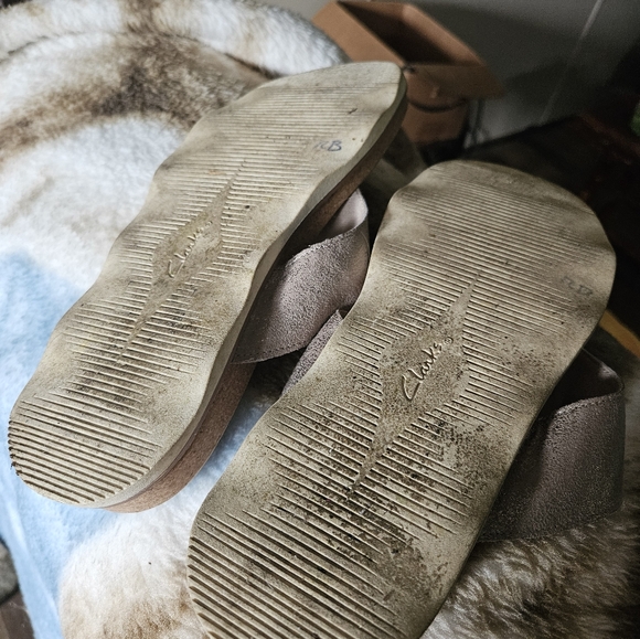 Clarks flip flops - Picture 2 of 5